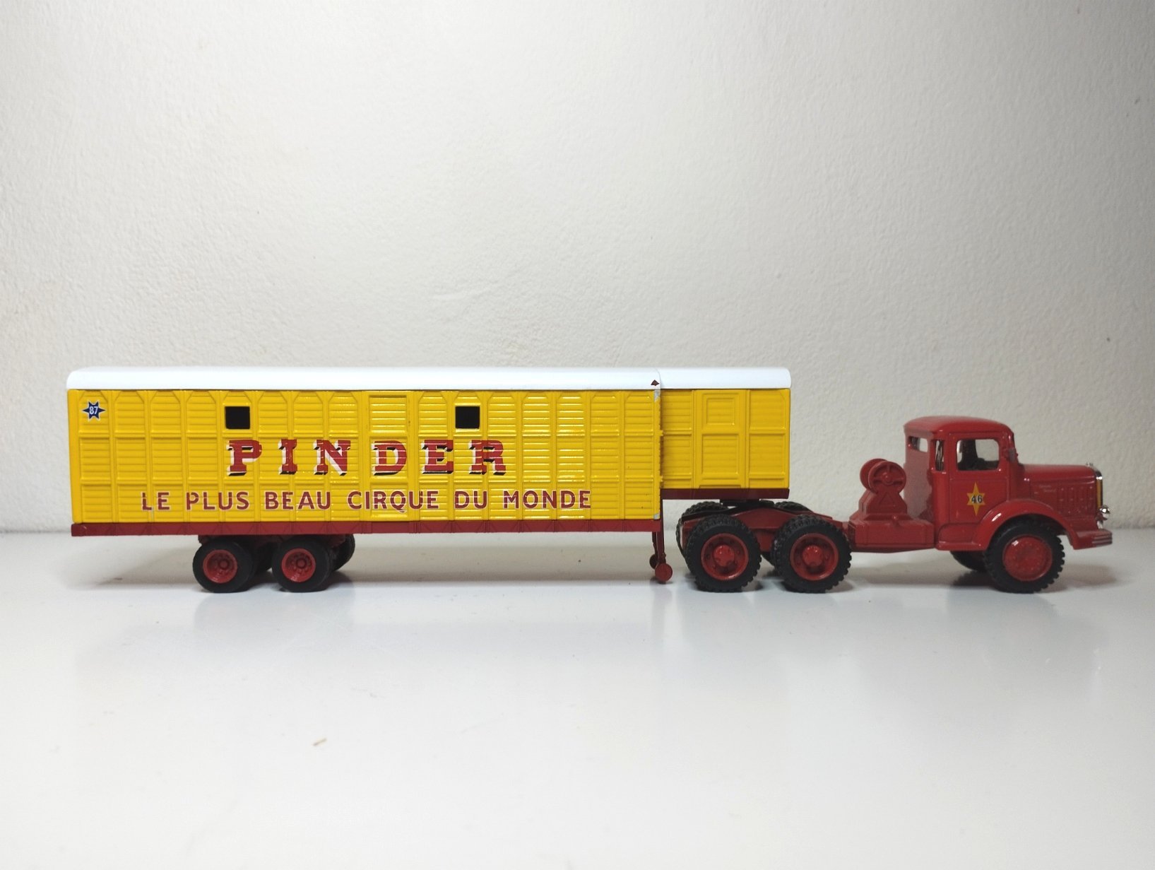 Camion du cirque Pinder