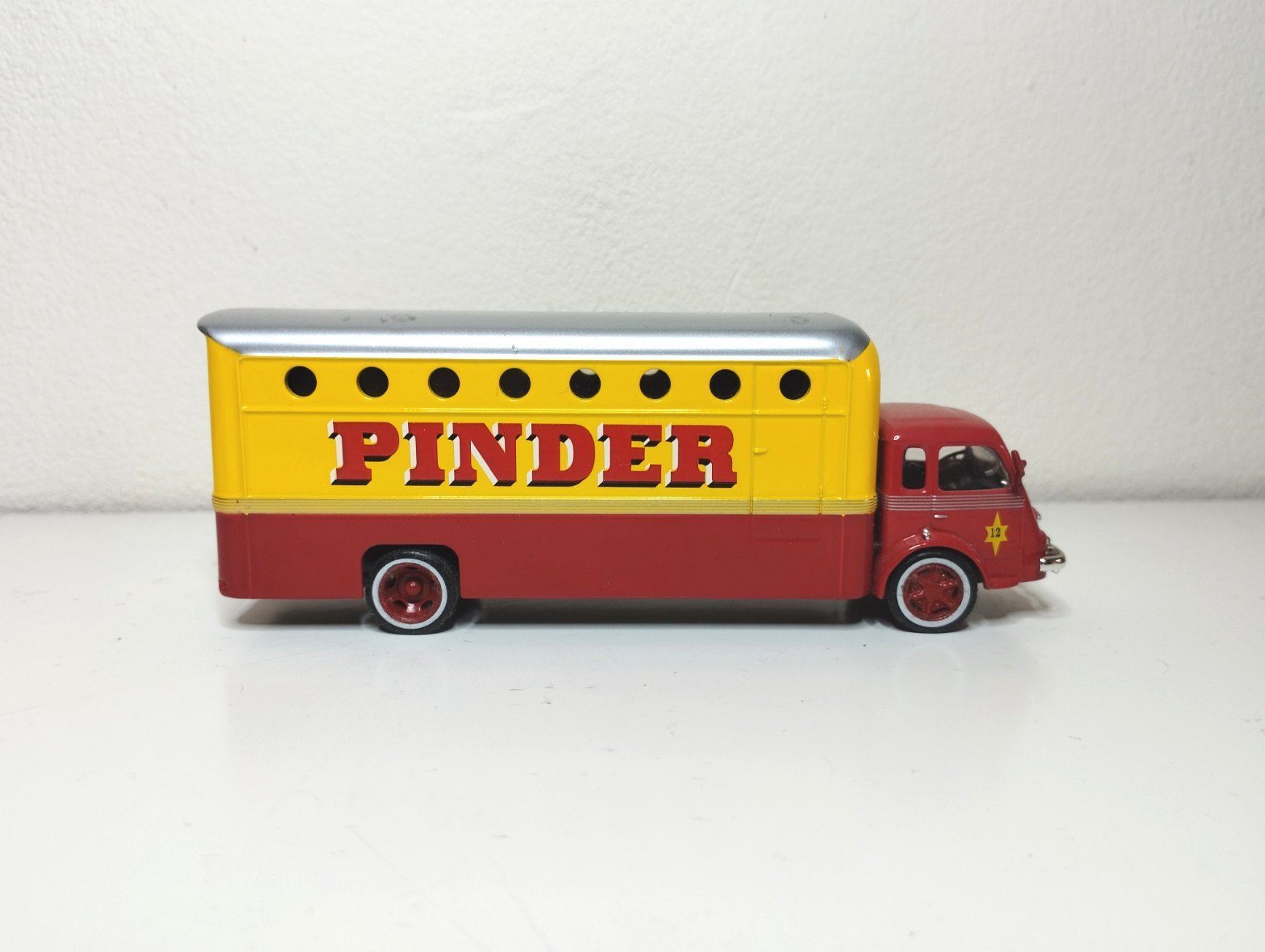 Camion loge du cirque Pinder