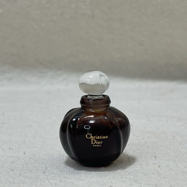 Miniature de parfum Poison de Christian Dior sur fond blanc