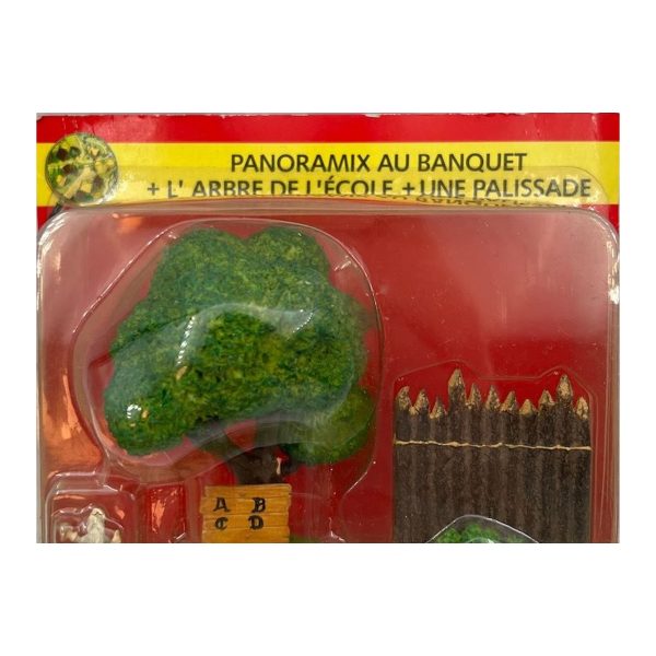 N° 50 – Panoramix au banquet, l'arbre de l'école et une palissade – blister Village Astérix Atlas